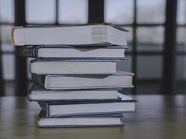 stack of plie van wijnoogst oud boeken Aan houten tafel. aan het leren, onderwijs en studie concept. een van hen Open met kopiëren ruimte. foto