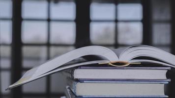 stack of plie van wijnoogst oud boeken Aan houten tafel. aan het leren, onderwijs en studie concept. een van hen Open met kopiëren ruimte. foto