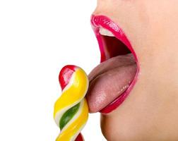 sexy vrouw met rood lippen Holding lolly foto