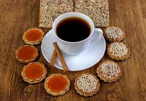 kopje koffie en koekjes foto