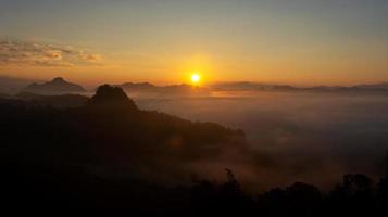 ochtend- landschap en zonsopkomst over- de bergen foto