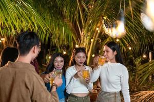 groep van vrienden gelukkig roosteren bieren toast foto