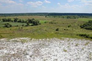 oude miljoenen krijt bergen Aan de steppe oppervlakte van aarde foto