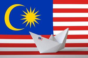 Maleisië vlag afgebeeld Aan papier origami schip detailopname. handgemaakt kunsten concept foto