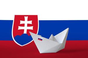 Slowakije vlag afgebeeld Aan papier origami schip detailopname. handgemaakt kunsten concept foto