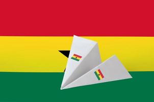 Ghana vlag afgebeeld Aan papier origami vliegtuig. handgemaakt kunsten concept foto