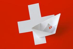 Zwitserland vlag afgebeeld Aan papier origami schip detailopname. handgemaakt kunsten concept foto