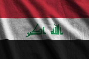 Irak vlag met groot vouwen golvend dichtbij omhoog onder de studio licht binnenshuis. de officieel symbolen en kleuren in banier foto