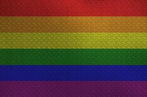 lgbt gemeenschap vlag afgebeeld in verf kleuren Aan oud geborsteld metaal bord of muur detailopname. getextureerde banier Aan ruw achtergrond foto