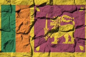 sri lanka vlag afgebeeld in verf kleuren Aan oud steen muur detailopname. getextureerde banier Aan rots muur achtergrond foto