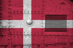 Denemarken vlag afgebeeld Aan kant een deel van leger gepantserd tank detailopname. leger krachten conceptuele achtergrond foto
