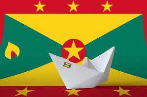 Grenada vlag afgebeeld Aan papier origami schip detailopname. handgemaakt kunsten concept foto