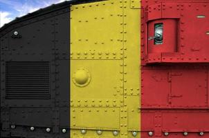 belgie vlag afgebeeld Aan kant een deel van leger gepantserd tank detailopname. leger krachten conceptuele achtergrond foto