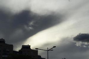 wolk over- stad. bewolkt weer buiten. neerslag. foto