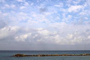 regen wolken in de lucht over- de middellandse Zee zee in noordelijk Israël. foto