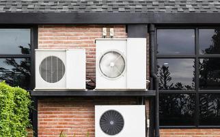 lucht compressor Aan steen muur gebouw foto