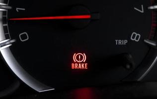 auto dashboard tonen toestand licht icoon rem en stuurinrichting wiel foto