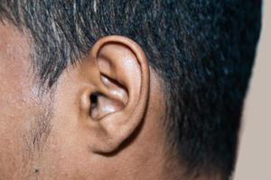 menselijk oor - dichtbij omhoog van een man's oor haar lichaam een deel helpt naar horen geluid golven. foto