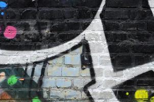 fragment van graffiti tekeningen. de oud muur versierd met verf vlekken in de stijl van straat kunst cultuur. gekleurde achtergrond structuur foto