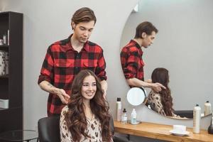 stilist kapper styling lang haar- voor mooi Aziatisch jong vrouw in schoonheid salon, werken moment foto