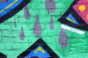 fragment van graffiti tekeningen. de oud muur versierd met verf vlekken in de stijl van straat kunst cultuur. gekleurde achtergrond structuur foto
