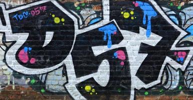 vol en volbracht graffiti kunstwerk. de oud muur versierd met verf vlekken in de stijl van straat kunst cultuur. gekleurde achtergrond structuur foto