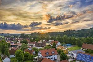 verbazingwekkend kleurrijk zonsondergang over- de klein dorp in Duitsland foto