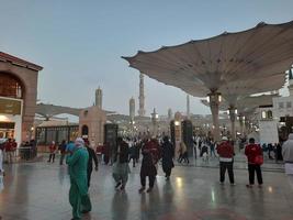 medina, saudi Arabië, dec 2022 - mooi avond visie in masjid al-nabawi, bezoekers zijn gezien in de lichten van de moskee in de gebouwen van de moskee. foto