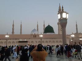 medina, saudi Arabië, dec 2022 - mooi avond visie in masjid al-nabawi, bezoekers zijn gezien in de lichten van de moskee in de gebouwen van de moskee. foto