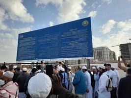 medina, saudi Arabië, dec 2022 - avond visie van medina's historisch jannat al-baqi begraafplaats. pelgrims van verschillend landen van de wereld zijn in de buurt de de begeleiding bord Bij jannat al baqi begraafplaats. foto