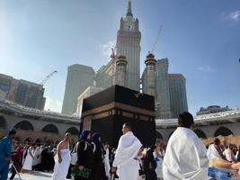 mekka, saudi Arabië, jan 2023 - mooi interieur visie van masjid al haram, mekka, saudi Arabië. pelgrims van allemaal over- de wereld zijn het uitvoeren van tawaf. foto