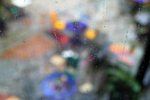 de achtergronden met water druppels Aan de glas venster. regenachtig het weer. foto