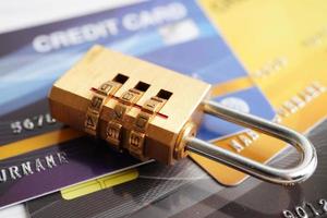 creditcard met wachtwoordsleutelslot, bedrijfsconcept van veiligheidsfinanciën. foto