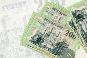 200 Hongaars forint rekeningen leugens in stack Aan achtergrond van groot semi-transparant bankbiljet. abstract presentatie van nationaal valuta foto