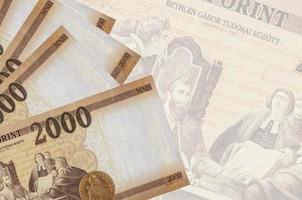 2000 Hongaars forint rekeningen leugens in stack Aan achtergrond van groot semi-transparant bankbiljet. abstract bedrijf achtergrond foto
