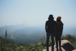 minnaar vrouwen en mannen aziaten reizen ontspannen in de vakantie. opstaan landschap op de berg. bergpark gelukkig. in Thailand foto