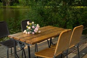 reeks van tafels en stoelen in een vredig tuin voor zitten, ontspannend, aan het eten, drinken koffie. foto