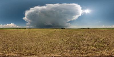 vol naadloos 360 hdri panorama visie tussen landbouw velden met storm wolk in bewolkt lucht in equirectangular bolvormig projectie, klaar voor vr ar virtueel realiteit inhoud foto