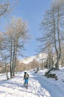 een kind gedurende een toeren ski excursie foto