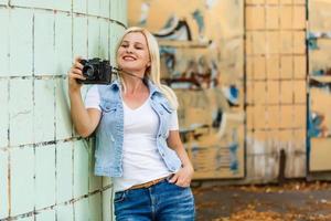 dichtbij omhoog van jong meisje in zwart en wit met wijnoogst camera foto