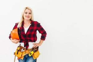 blond architect vrouw in overhemd vervelend geel veiligheid helm geïsoleerd Aan wit foto