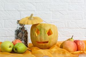 gesneden pompoen voor halloween leugens Aan een tafel Bij huis foto