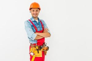 beroep, bouw en gebouw - gelukkig glimlachen mannetje arbeider of bouwer in helm over- wit achtergrond. foto