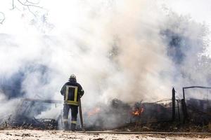 brandweerlieden blussen een bosbrand door wateroverlast foto