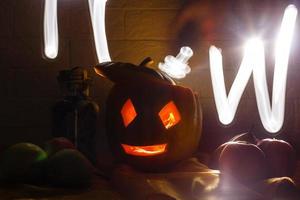 gesneden pompoen voor halloween leugens Aan een tafel Bij huis foto