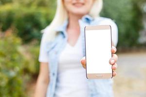 glimlachen vrouw met een smartphone foto