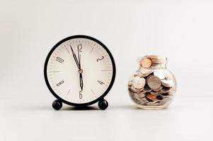 klok en geld, tijd werk concept en geld met tijd waarde foto