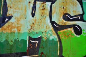 de oud muur, geschilderd in kleur graffiti tekening groen aërosol verven. achtergrond beeld Aan de thema van tekening graffiti en straat kunst foto