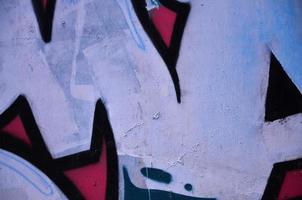 de oud muur, geschilderd in kleur graffiti tekening met aërosol verven. achtergrond beeld Aan de thema van tekening graffiti en straat kunst foto
