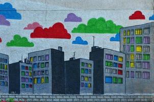 de oud muur, geschilderd in kleur graffiti tekening met aërosol verven. een beeld van een menigte van wolkenkrabbers met veelkleurig ramen foto